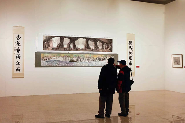 觀眾在展廳參觀.jpg