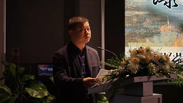 參展藝術(shù)家代表黑龍江省美術(shù)家協(xié)會漆畫藝術(shù)委員會主任肖禹蓁在開幕式上致辭.jpg