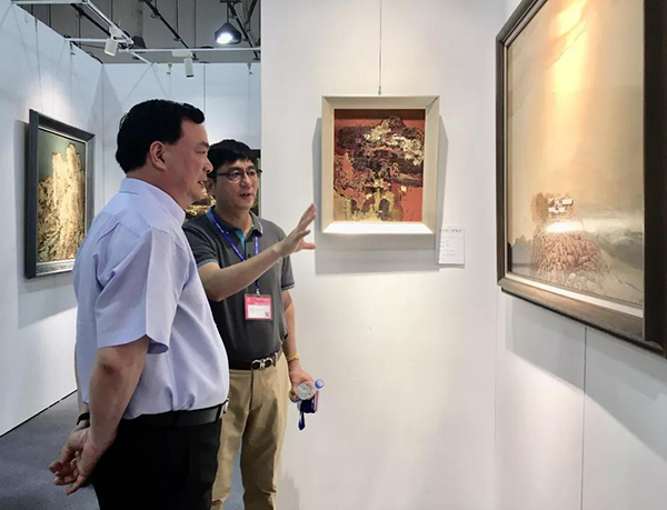 廈門(mén)市人大常委會(huì)主任陳家東在蓮福文化董事長(zhǎng)葉水省先生的陪同下參觀了蓮福文化漆畫(huà)展區(qū).jpg
