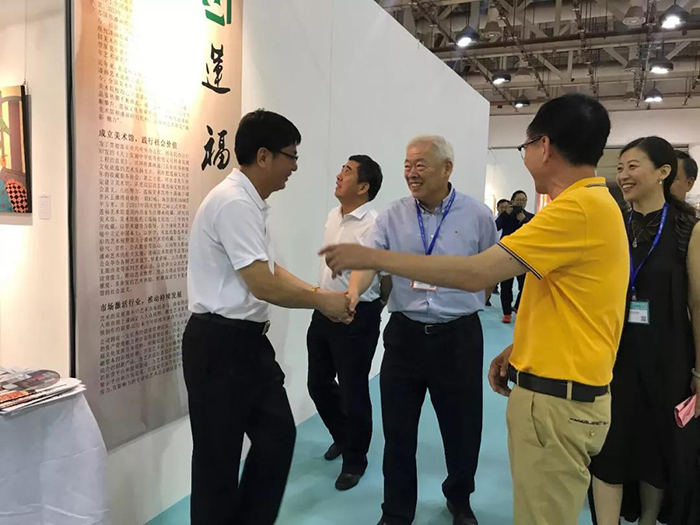 中共廈門(mén)市市委常委、宣傳部部長(zhǎng)葉重耕領(lǐng)導(dǎo)一行人參觀蓮福文化漆畫(huà)展區(qū).jpg