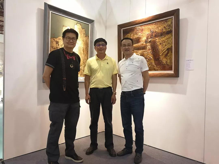 臺(tái)灣畫(huà)廊協(xié)會(huì)資深顧問(wèn)、藝術(shù)品拍賣(mài)師陸潔民參觀蓮福文化漆畫(huà)展區(qū).jpg