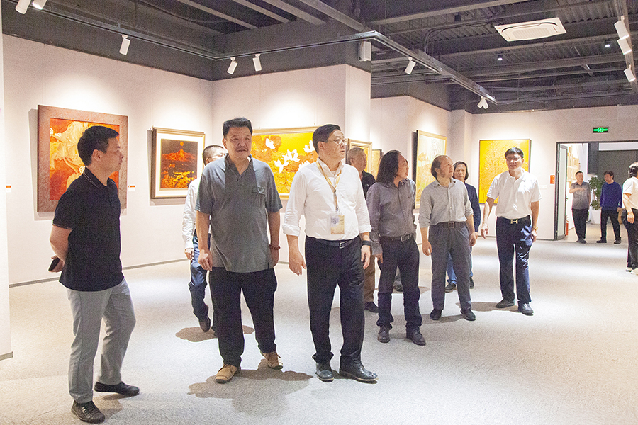 12、中國美術(shù)家協(xié)會副主席徐里，廈門市文旅局黨組成員、二級巡視員 葉細(xì)致，中國美術(shù)家協(xié)會漆畫藝術(shù)委員會主任  陳金華一行蒞臨展覽現(xiàn)場參觀考察.jpg
