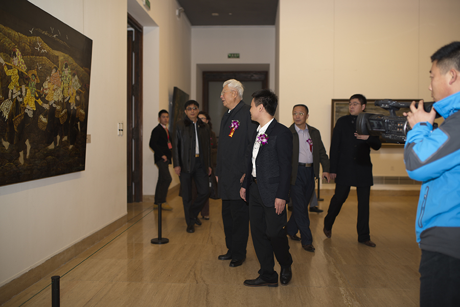蓮福文化董事長(zhǎng)葉水省、參展藝術(shù)家蘇國(guó)偉陪同全國(guó)政協(xié)原副主席羅豪才參觀蘇國(guó)偉漆畫(huà)展.jpg