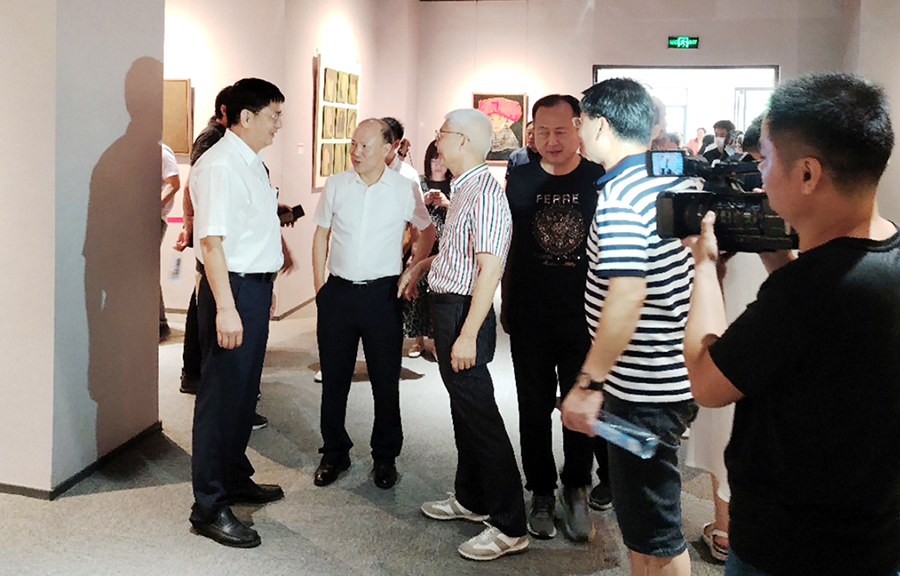 廈門(mén)市委宣傳部副部長(zhǎng)、二級(jí)巡視員彭心安蒞臨展覽現(xiàn)場(chǎng)參觀指導(dǎo)，福州大學(xué)中國(guó)漆畫(huà)藝術(shù)研究院名譽(yù)院長(zhǎng)葉細(xì)致、廈門(mén)市蓮福美術(shù)館館長(zhǎng)葉水省陪同參觀導(dǎo)覽.jpg