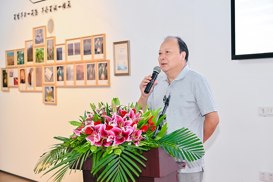 3、中國(guó)美術(shù)家協(xié)會(huì)理事、福建省美術(shù)家協(xié)會(huì)副主席 趙勝利在開(kāi)幕式上致辭.jpg