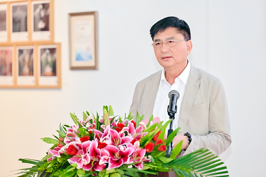 6、蓮福美術(shù)館館長(zhǎng)葉水省在開(kāi)幕式上致辭.jpg
